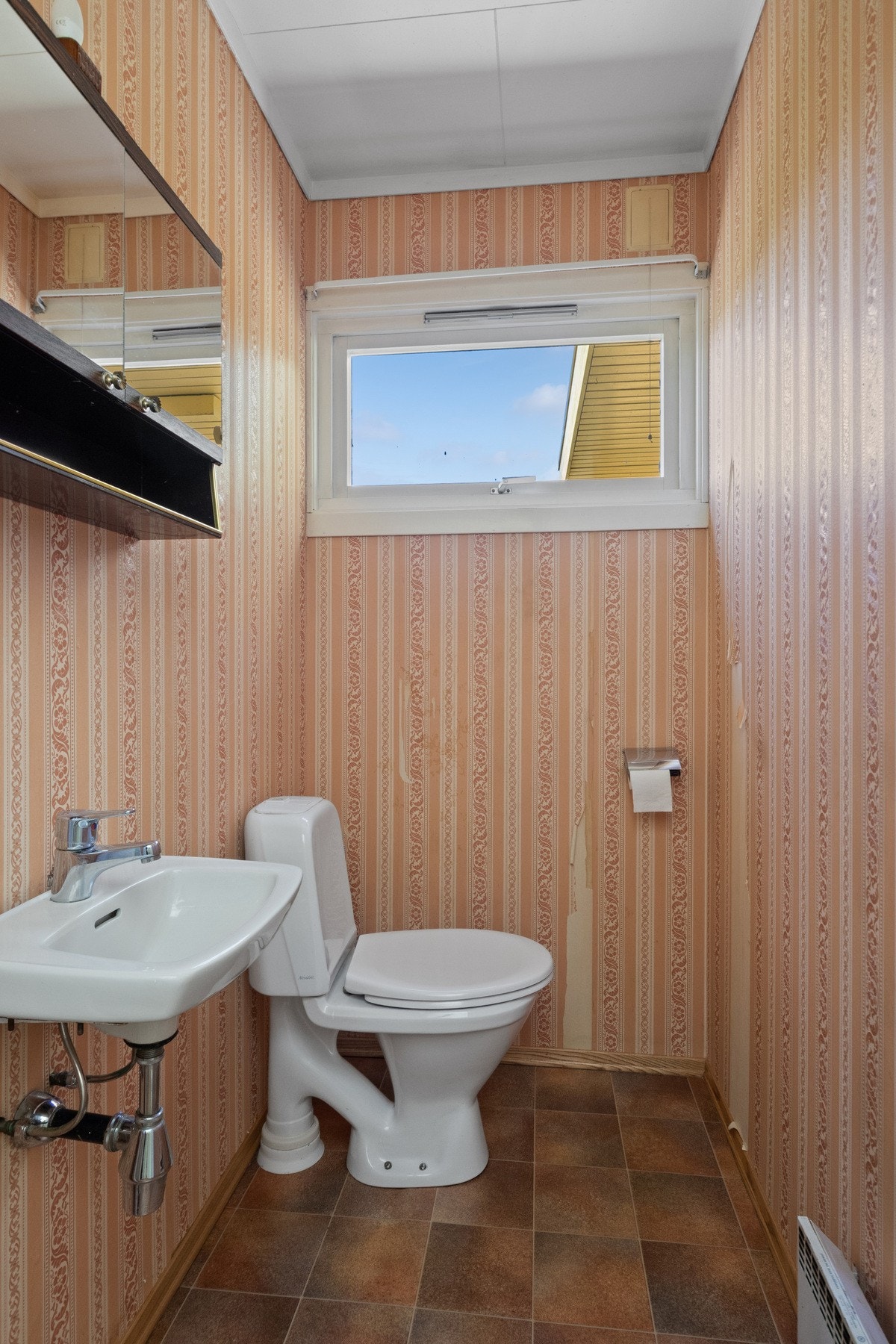 Separat toalettrom med servant og WC. Galleribilde