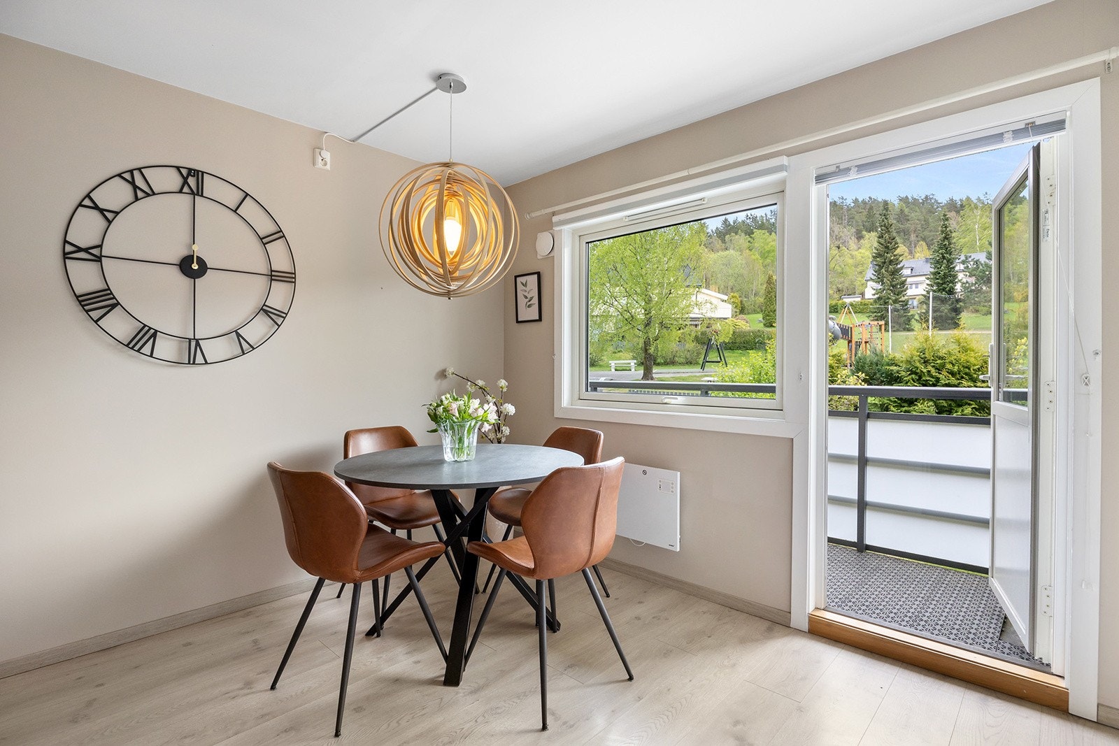 Spisebord og utgang til balkong Galleribilde