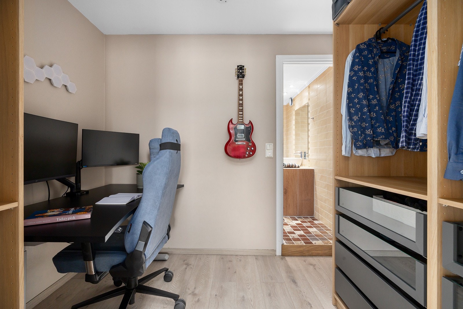 Kontor/ garderobe fra hovedsoverom Galleribilde