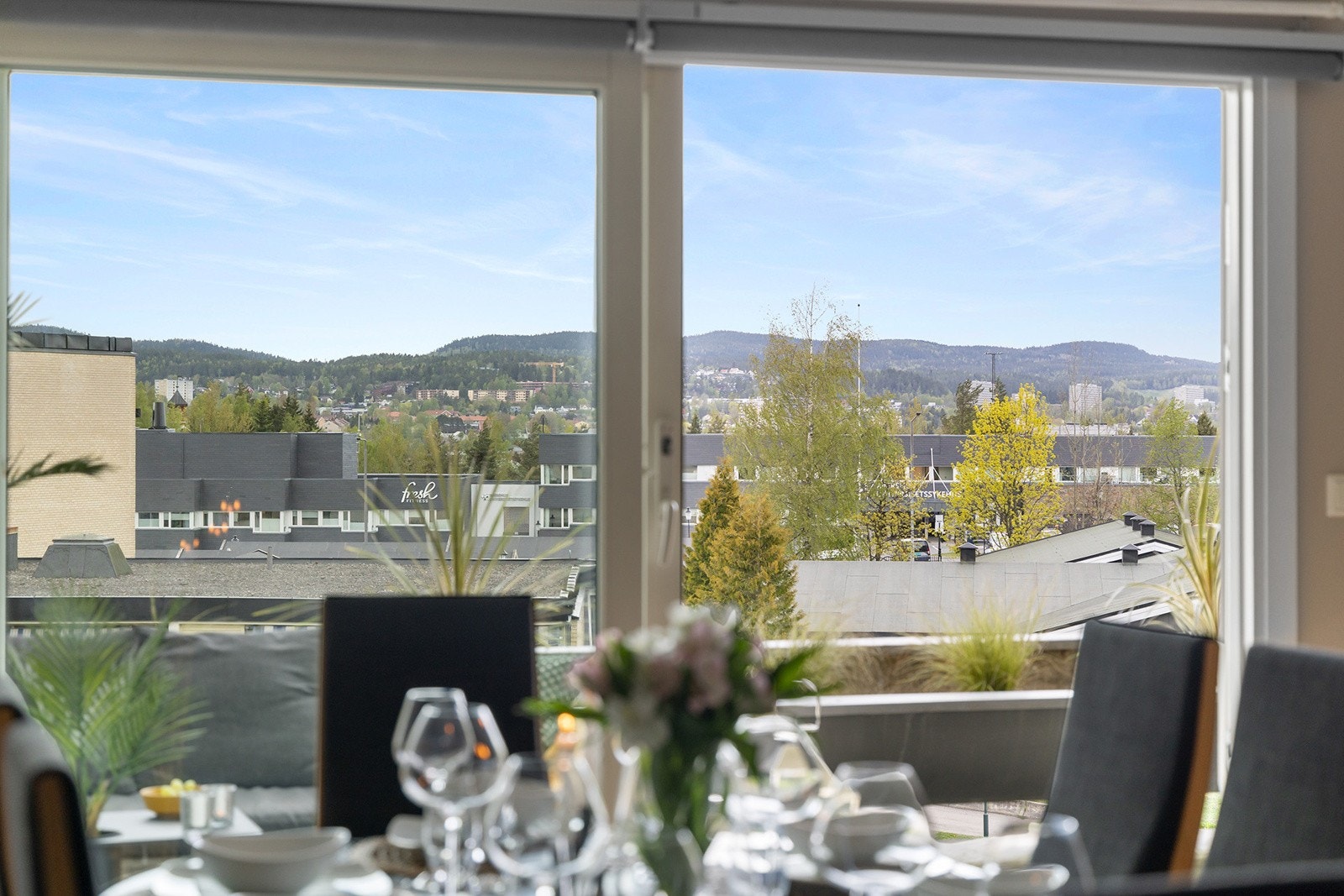 Store vindusflater sørger for godt med lysinnslipp Galleribilde
