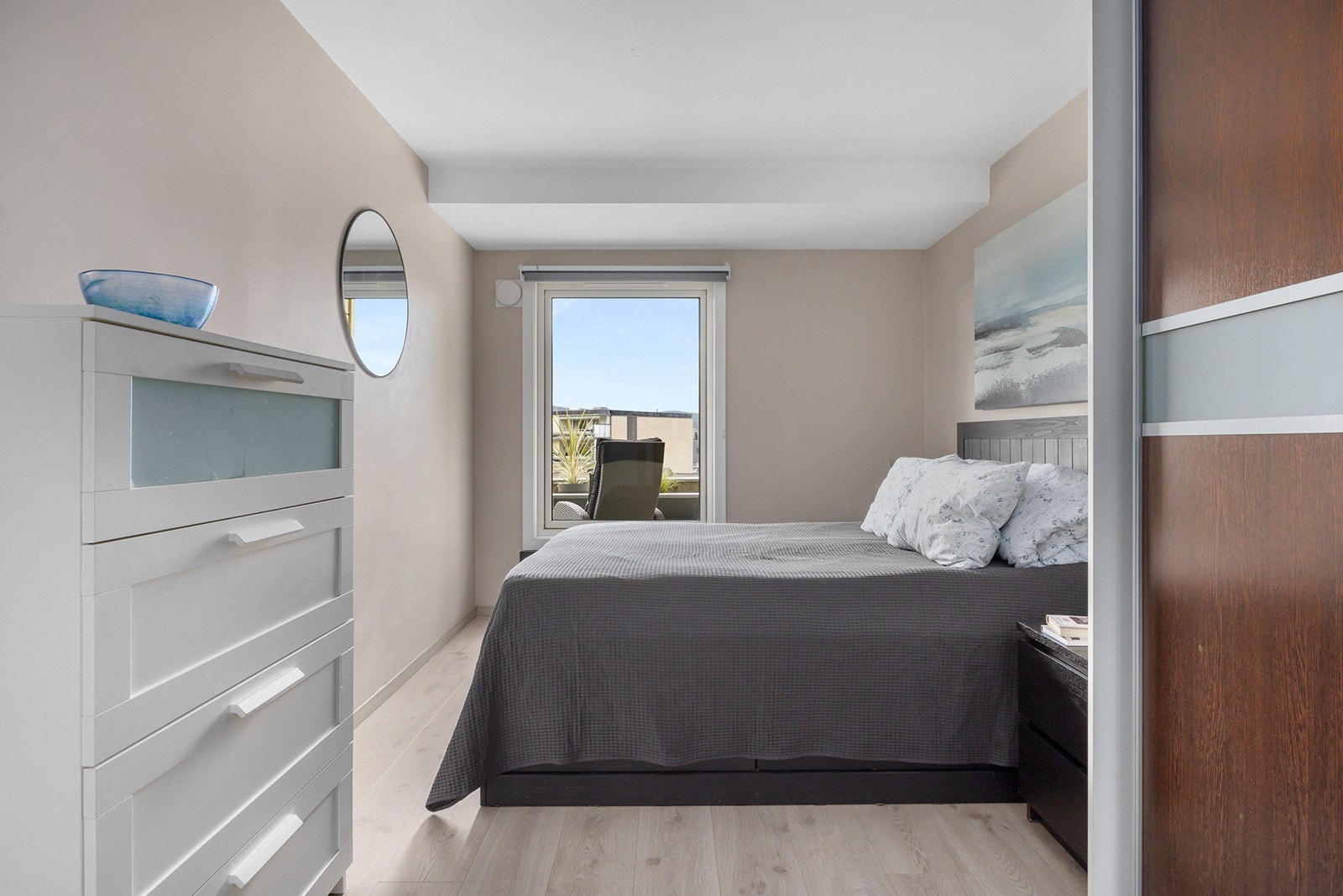 Hovedsoverom med tilgang fra bad via garderobe og fra stue Galleribilde