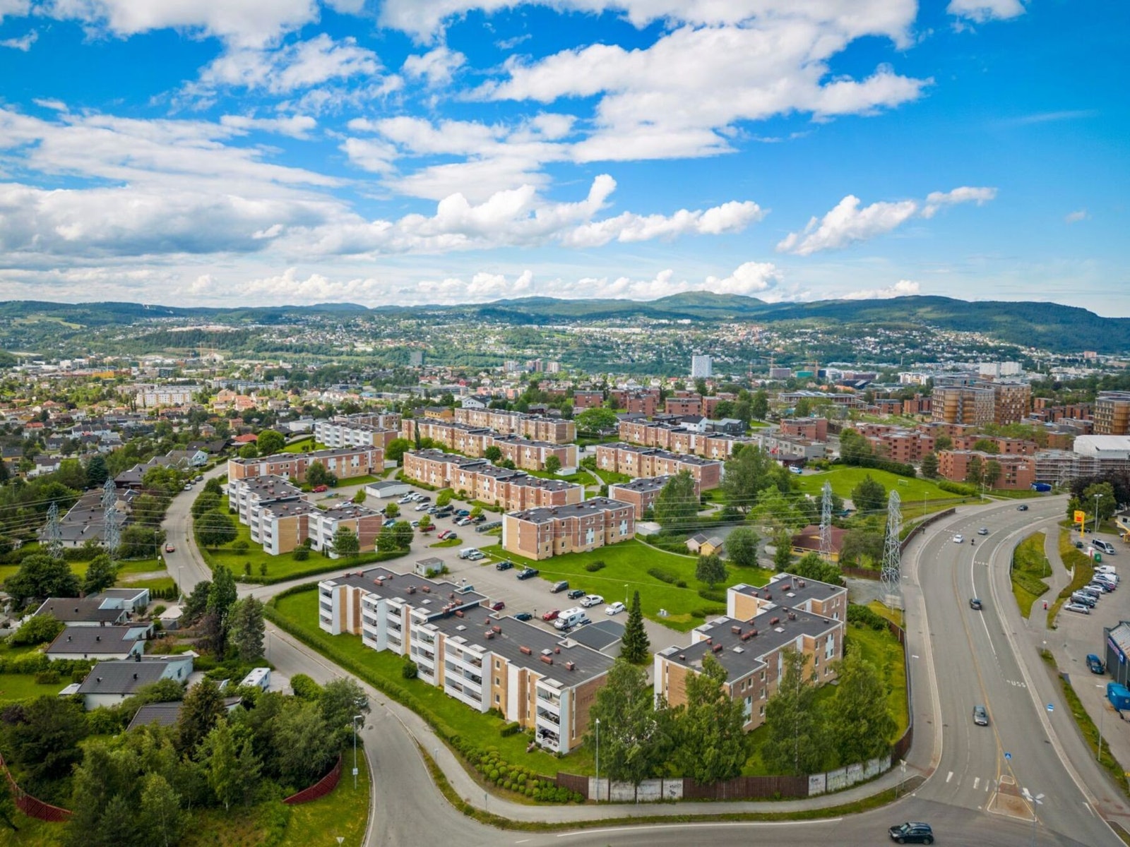 Moholt Borettslag ligger på Moholt like ved Moholt Studentby. Bebyggelsen består av 13 lavblokker omkranset av beplantede utearealer. Galleribilde