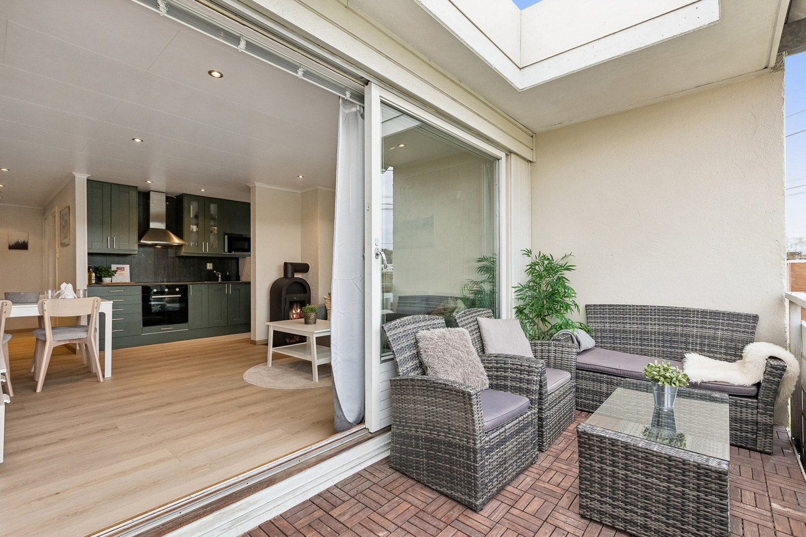 Fra stuen er det direkte utgang til egen balkong på 8 m² som enkelt fungerer som en forlengelse av oppholdsrommet på vår- og sommerhalvåret. Balkongen er vendt mot sørøst. Galleribilde
