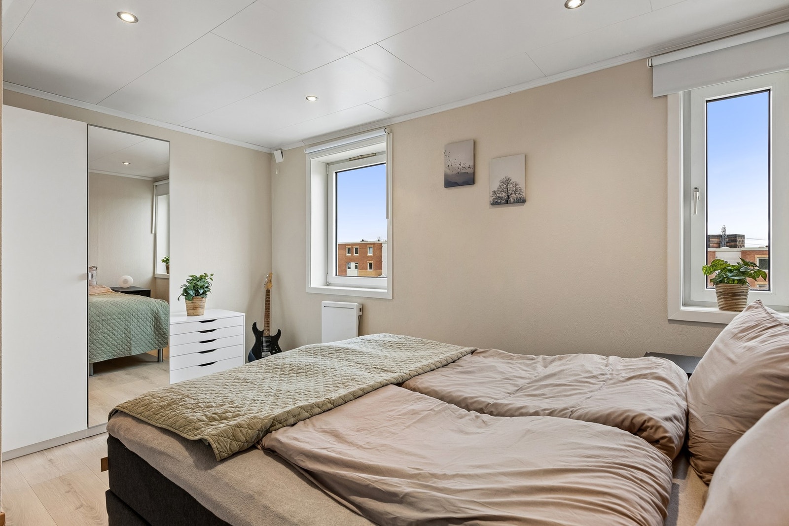 Soverommet er meget stort og her er det mange muligheter for smart møblering. Galleribilde
