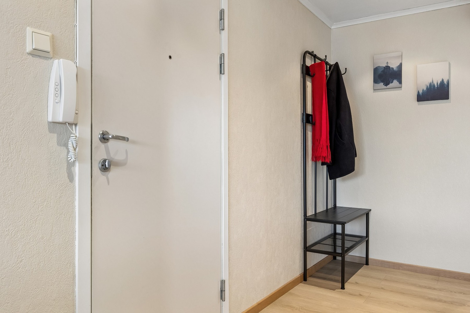 Innbydende inngangsparti med god plass til å henge fra seg sko og yttertøy. I tillegg er det en bod rett utfor døren, som fungerer som en forlengelse av gangen. Galleribilde