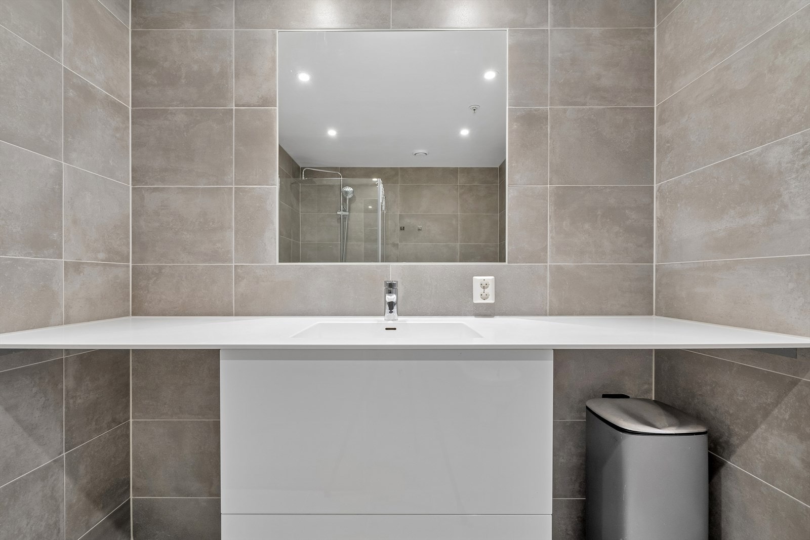 Corian benkeplate med integrert vask. Galleribilde