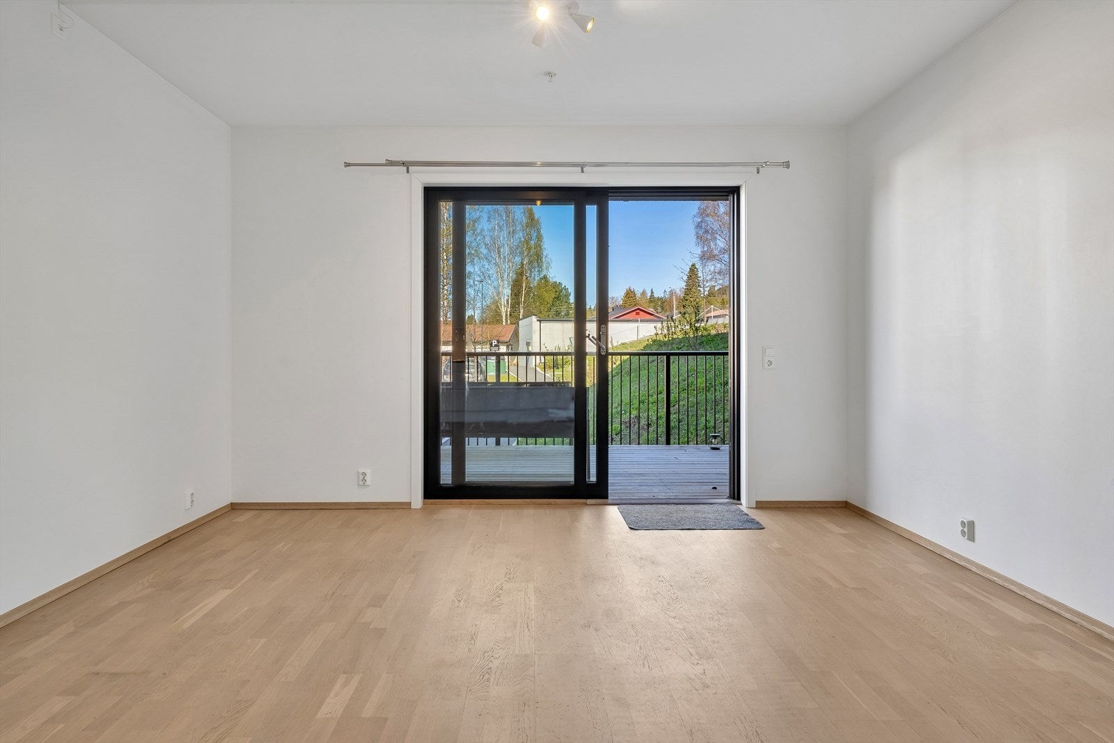 Fra stuen er det utgang til veranda. Galleribilde