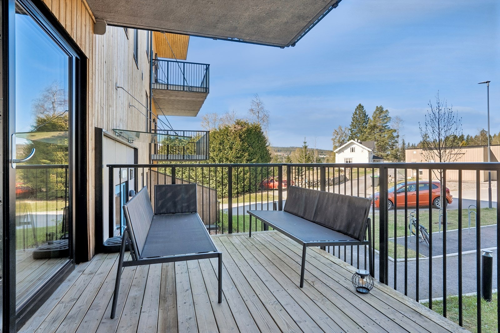 Overbygget veranda med god plass til utemøbler, grill m.m. Galleribilde
