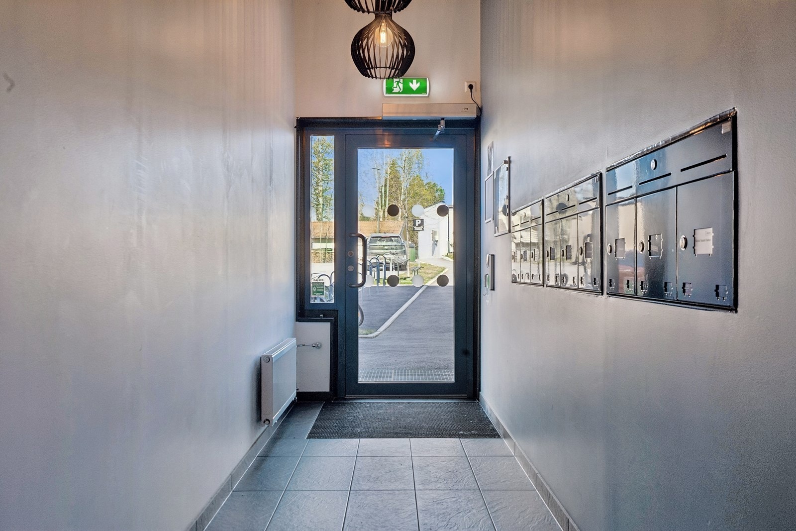 Felles inngangsparti med trapperom og heis til garasje og øvrige etasjer. Galleribilde