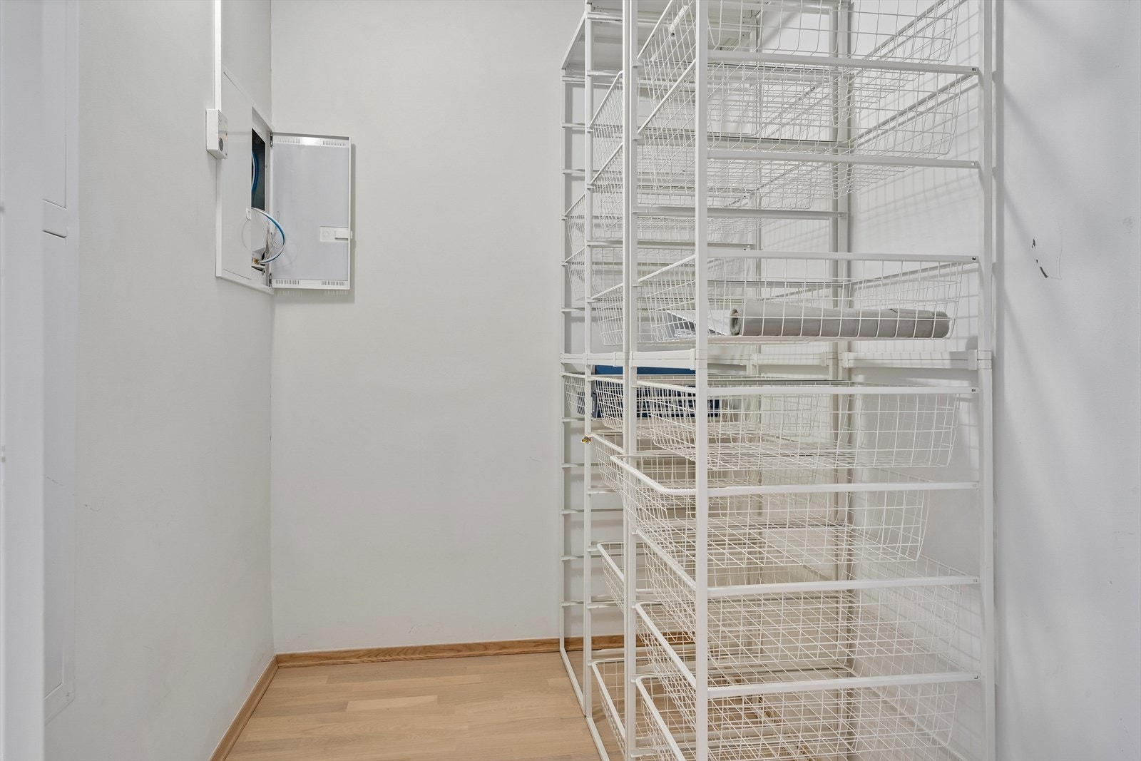 Bod med hyllesystem. Galleribilde