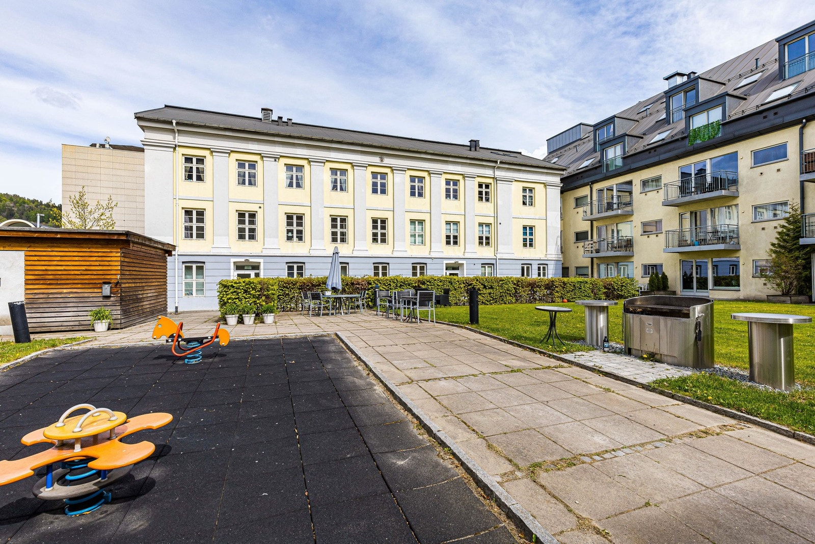 Hyggelig og pent vedlikeholdt atrium. Galleribilde