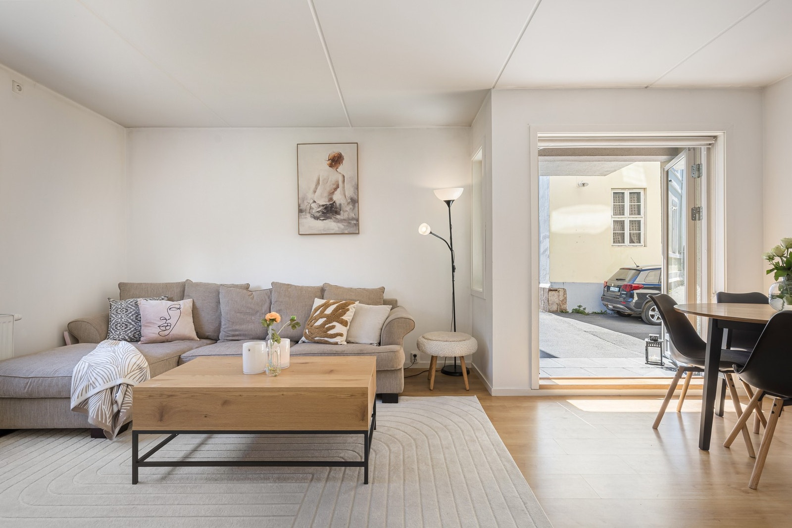 Romslig stue med gode møbleringsmuligheter. Galleribilde