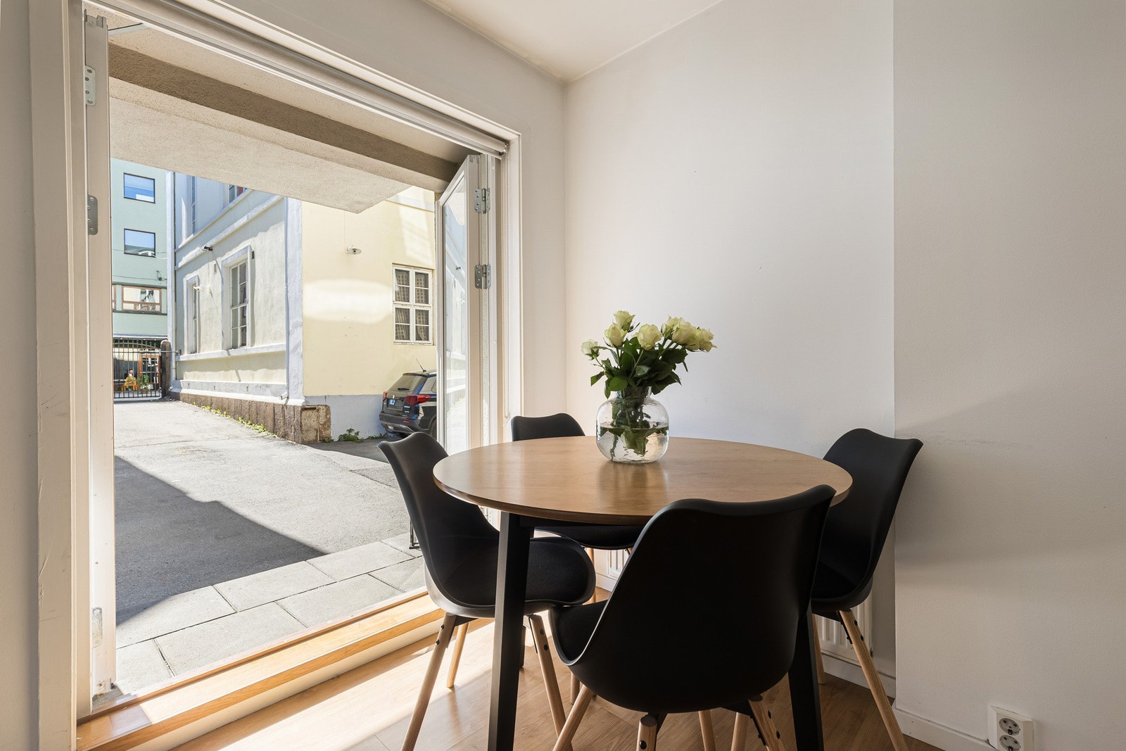 Dobbeldør med utgang til terrasse og hage Galleribilde