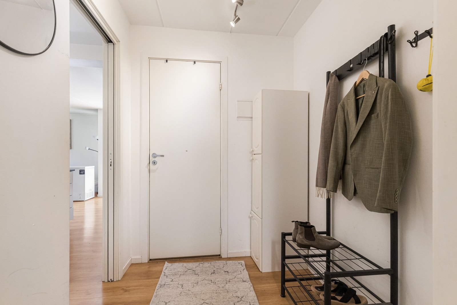 Praktisk entré med oppbevarings muligheter. Galleribilde