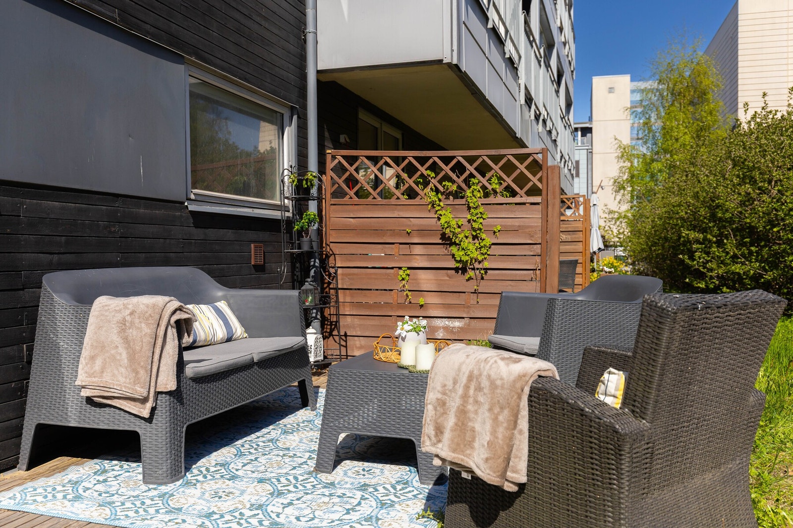 I hagen sitter du skjermet og lunt til. Her er det plass til større møblement og grill. Galleribilde