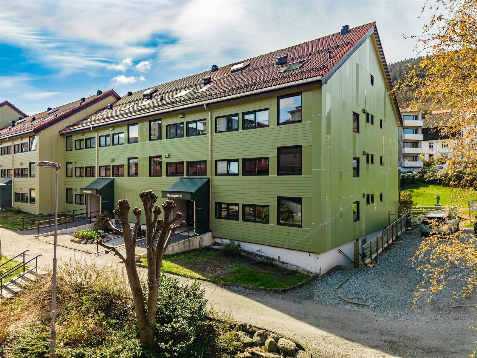 Leiligheten ligger i Solheim Borettslag, et etablert borettslag med sentral beliggenhet i Solheimsviken og kort vei til både bybane, servicetilbud og dagligvarebutikk. Galleribilde