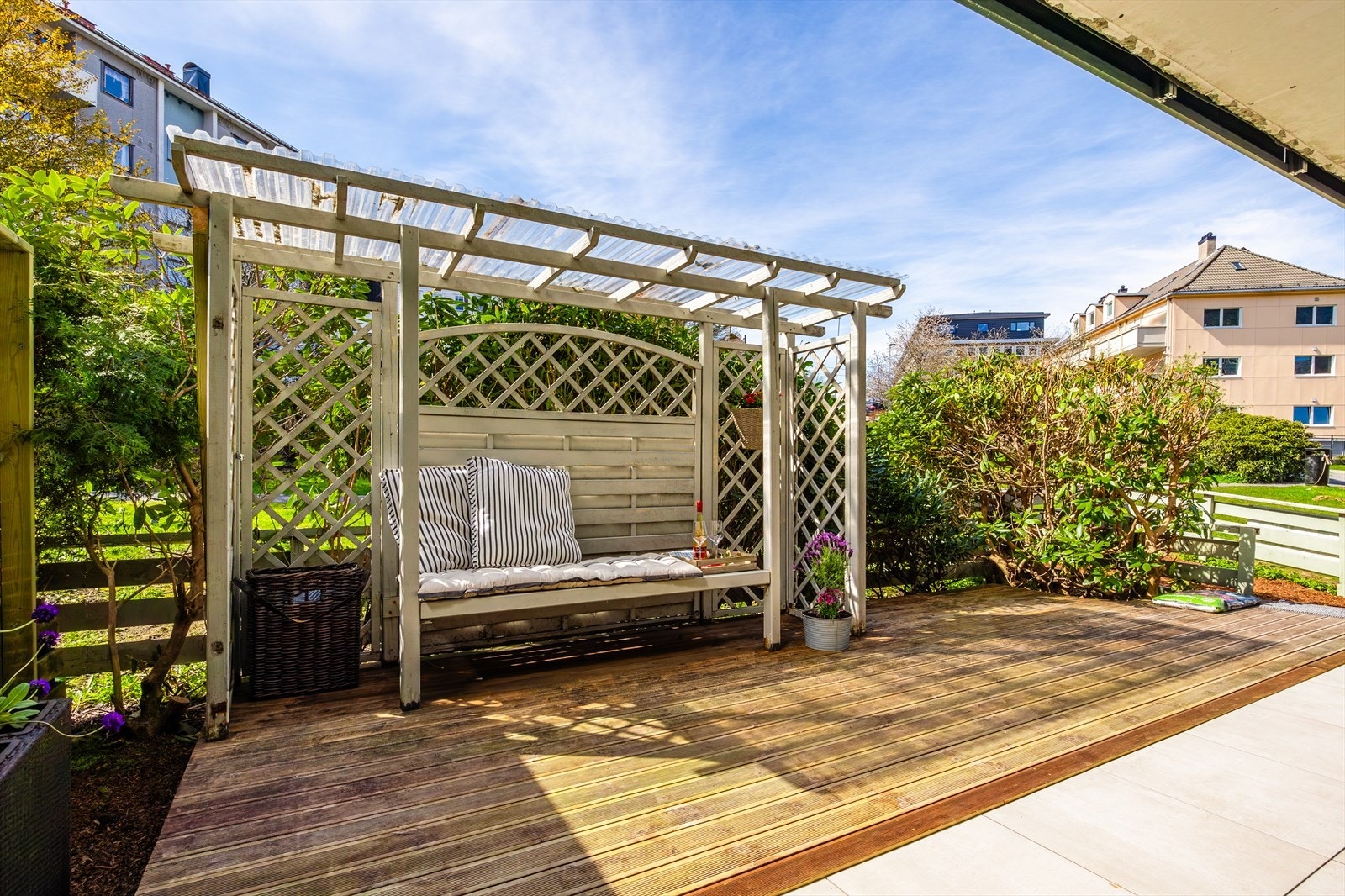 Et av boligens klare kvaliteter er det gode utearealet med direkte adkomst fra stuen. Her får man både flislagt terrasse og treterrasse, med god plass til utemøbler, beplantning og hyggelige oppholdssoner. Galleribilde