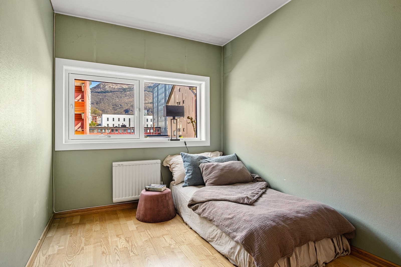 Leiligheten har to soverom av god størrelse, begge oppmålt til ca. 11,5 m² nettoareal. Rommene gir fleksible bruksmuligheter som hovedsoverom, barnerom, gjesterom eller hjemmekontor. Galleribilde