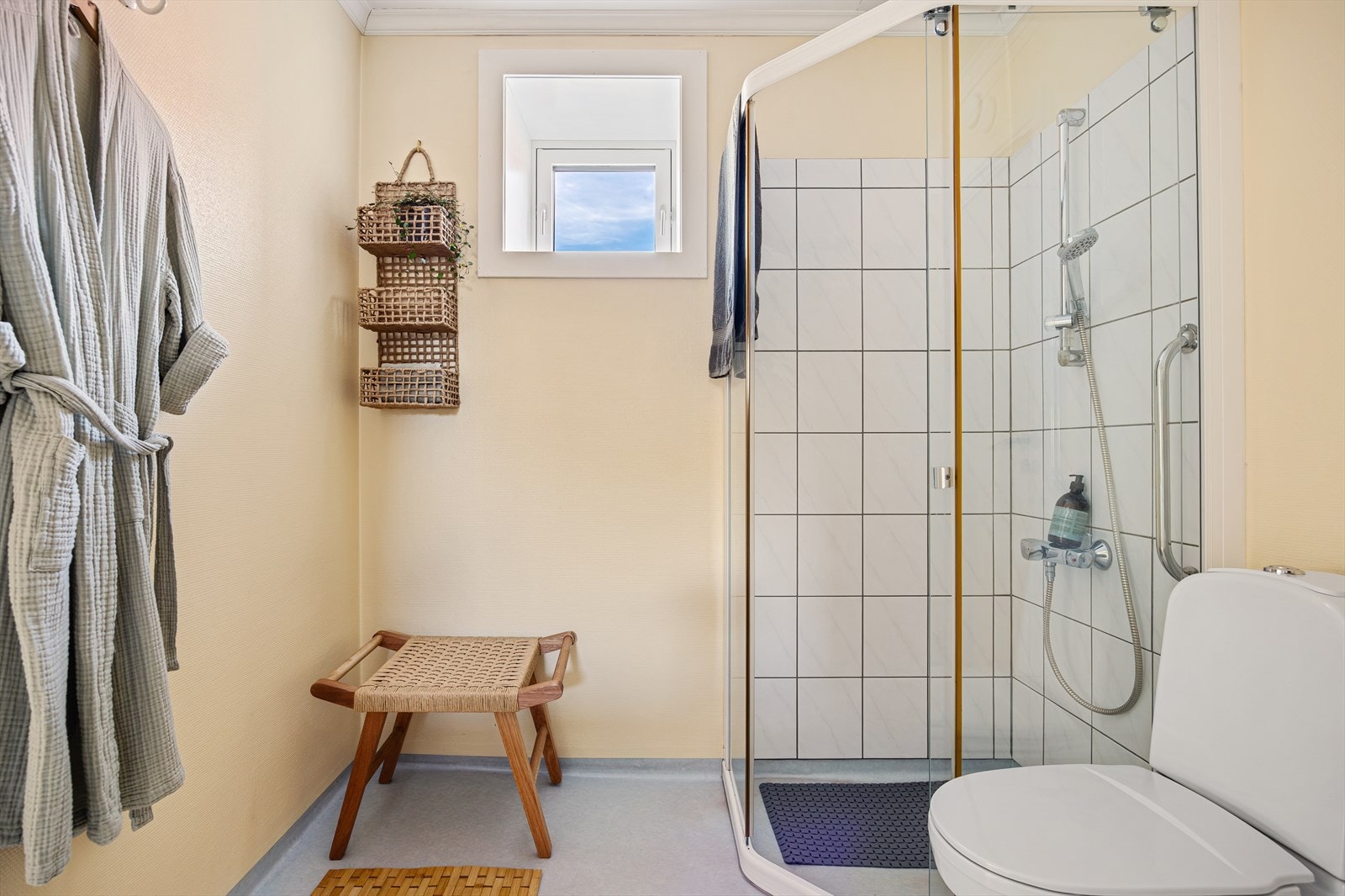 Det er elektriske varmekabler og mekanisk avtrekk tilknyttet balansert ventilasjon. Galleribilde