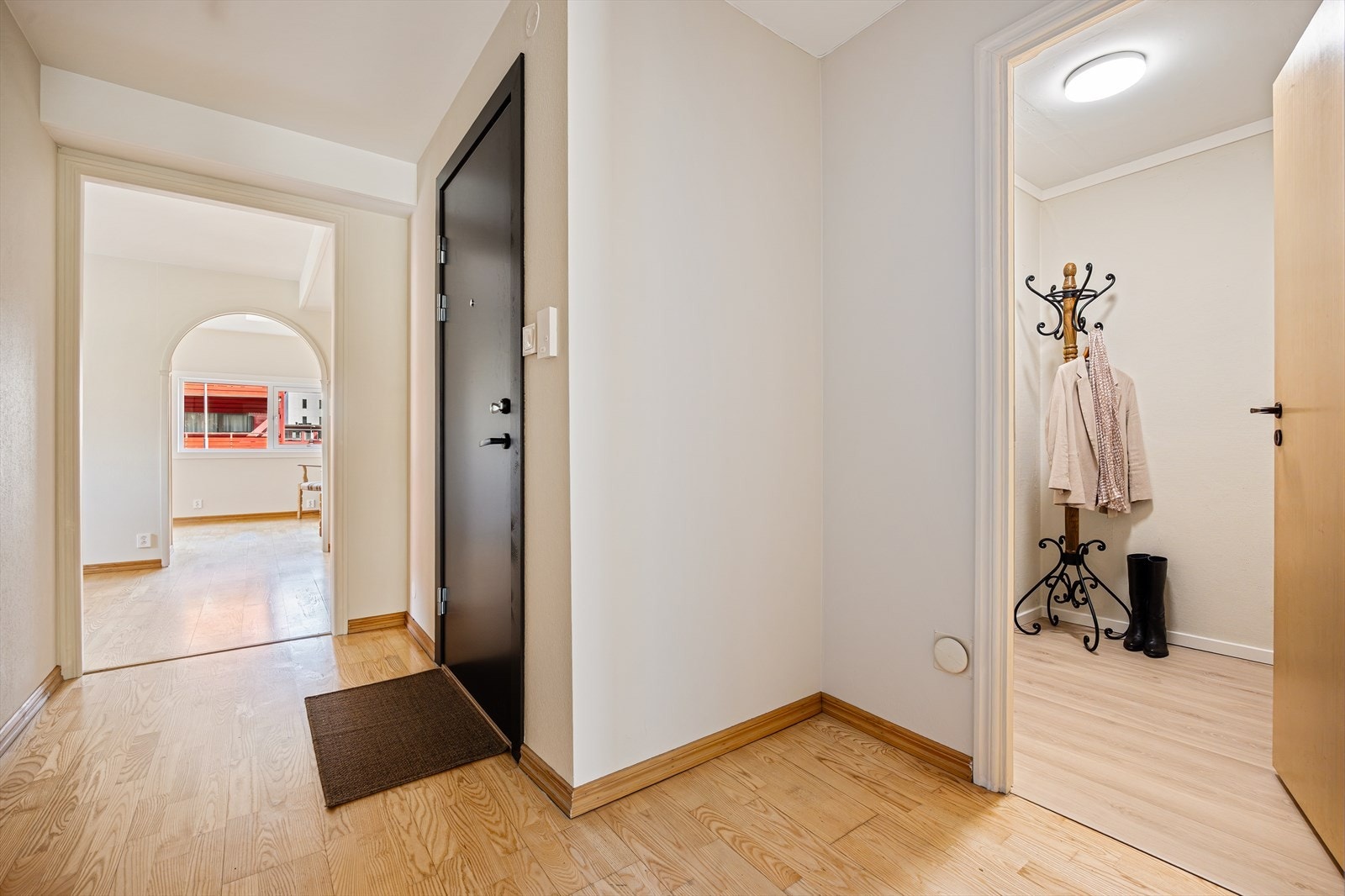Praktisk entré/gang med god intern flyt videre inn i leiligheten. Leiligheten har innvendig bod på ca. 2,7 m². Galleribilde
