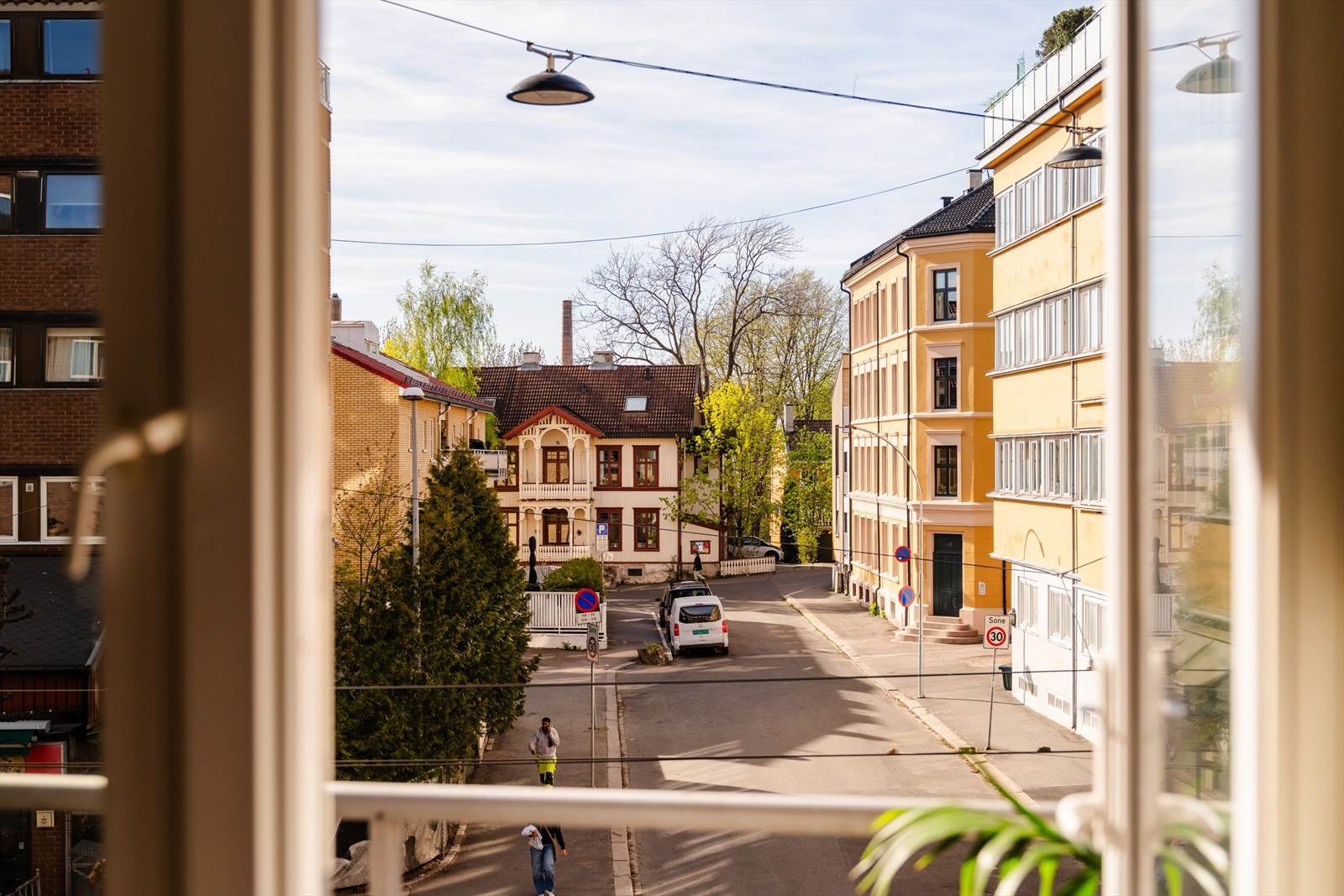 Leiligheten har et åpent utsyn mot en gate inn til Rodeløkka (Vardøgata) på andre siden av gata i Trondheimsveien som gir en opplevelse av et mer fritt utsyn. Galleribilde