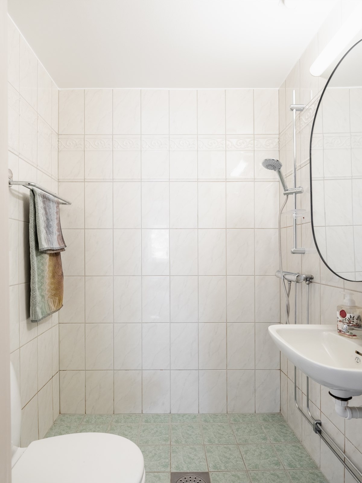 Tidløst og funksjonelt bad fra 2001 med flislagte overflater og gulvvarme. Galleribilde