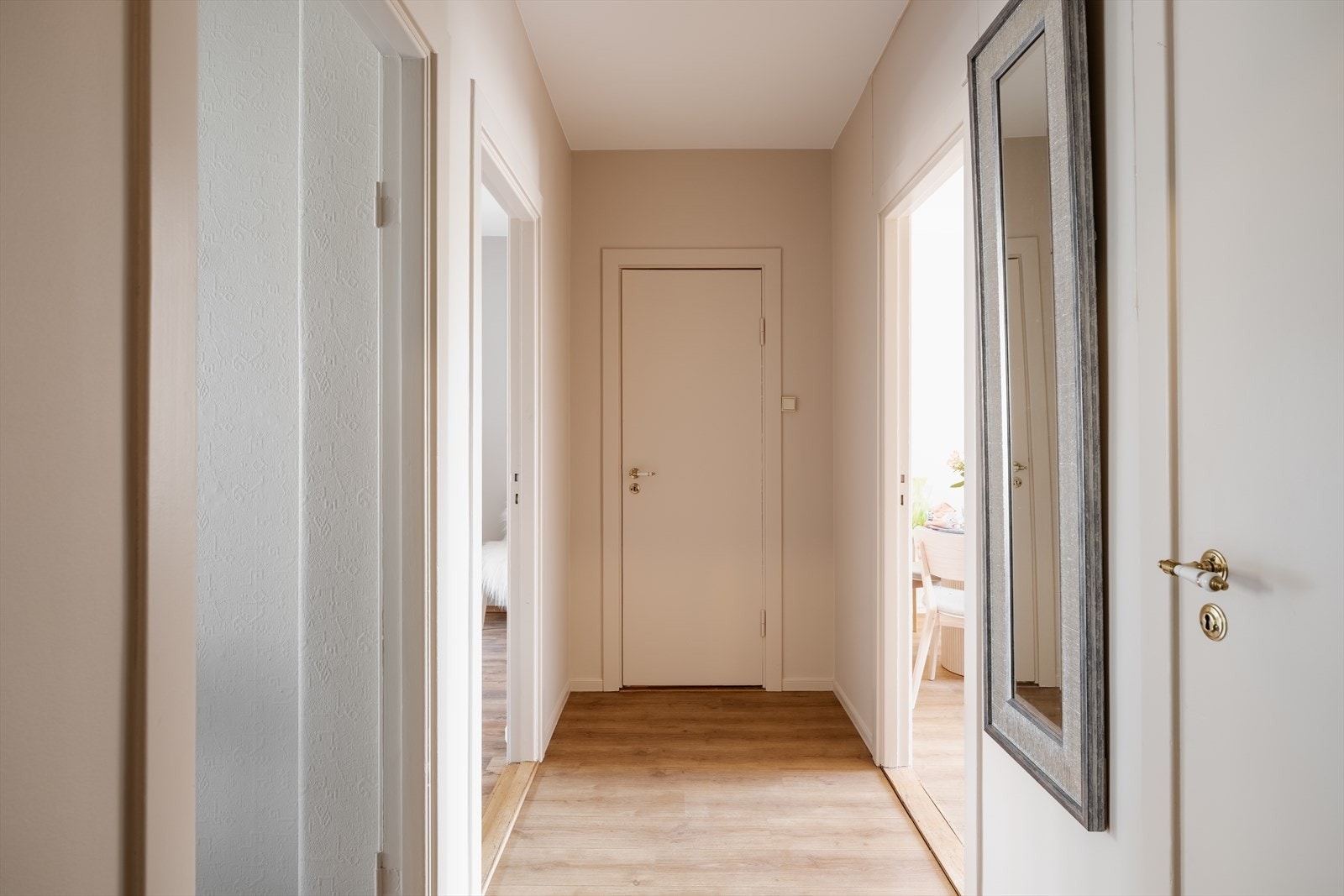 I gangen er det plass til knagger, skohylle og innvendig bod for oppbevaring av yttertøy. Galleribilde