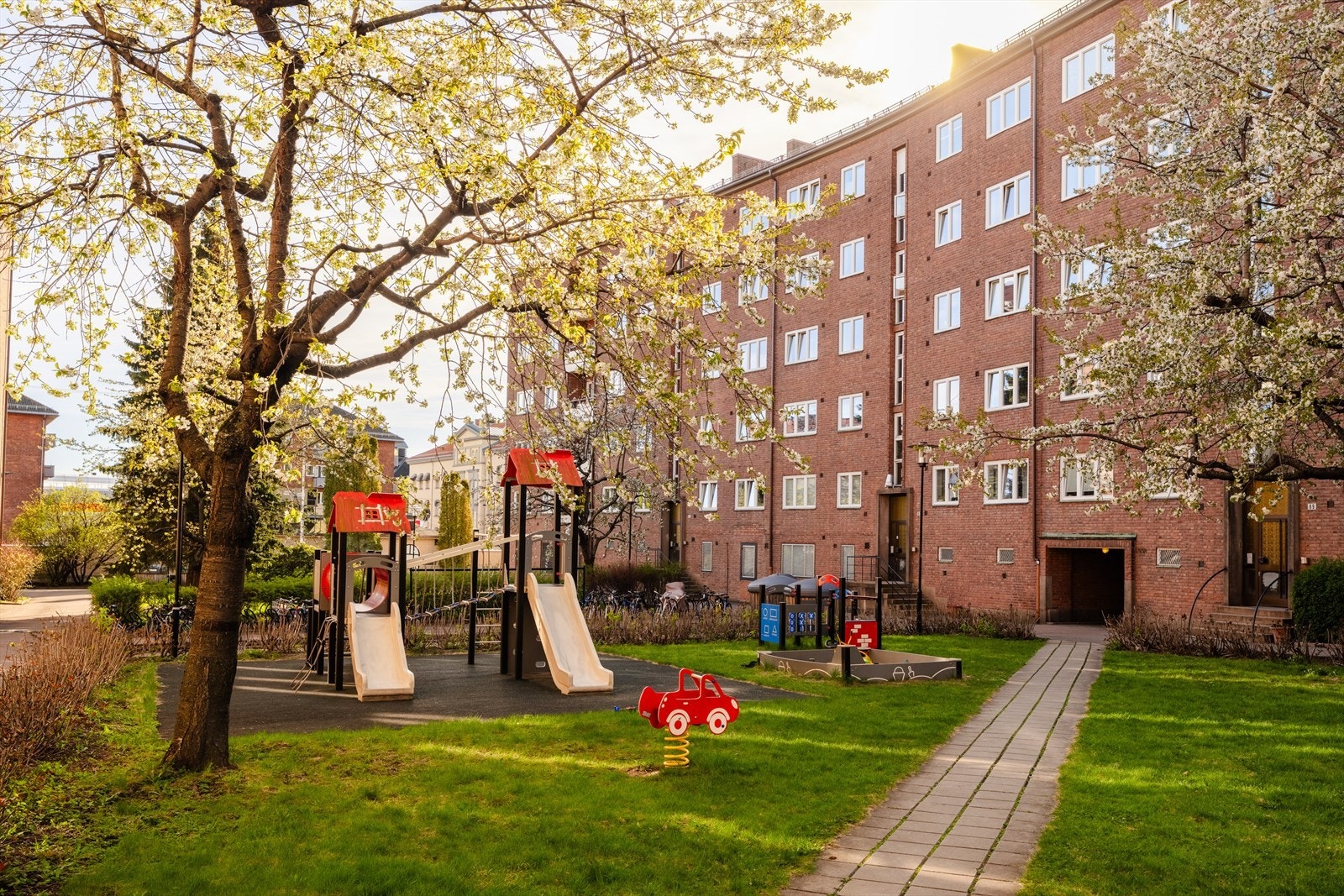 Det er flere sittegrupper, sykkelparkering og lekeplass. Borettslaget disponerer et velferdslokale på ca 100 kvadratmeter med kjøkken og toalettfasiliteter som kan leies. Galleribilde