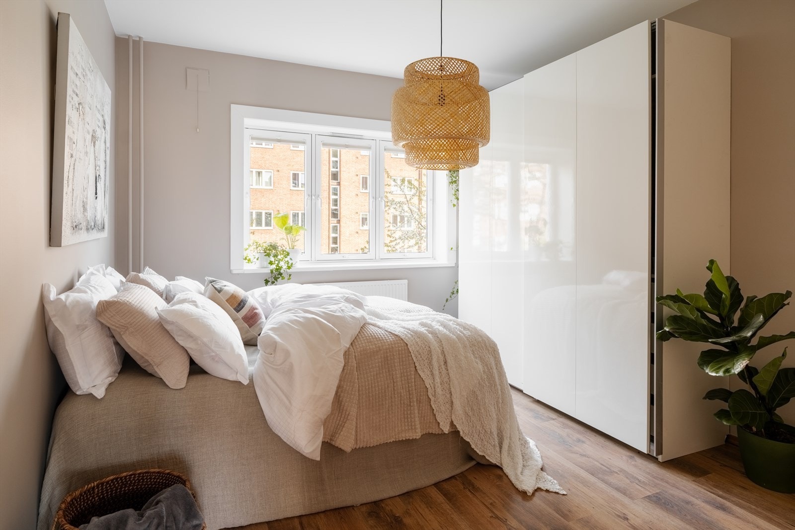 Leiligheten har et innbydende soverom av god størrelse. Galleribilde