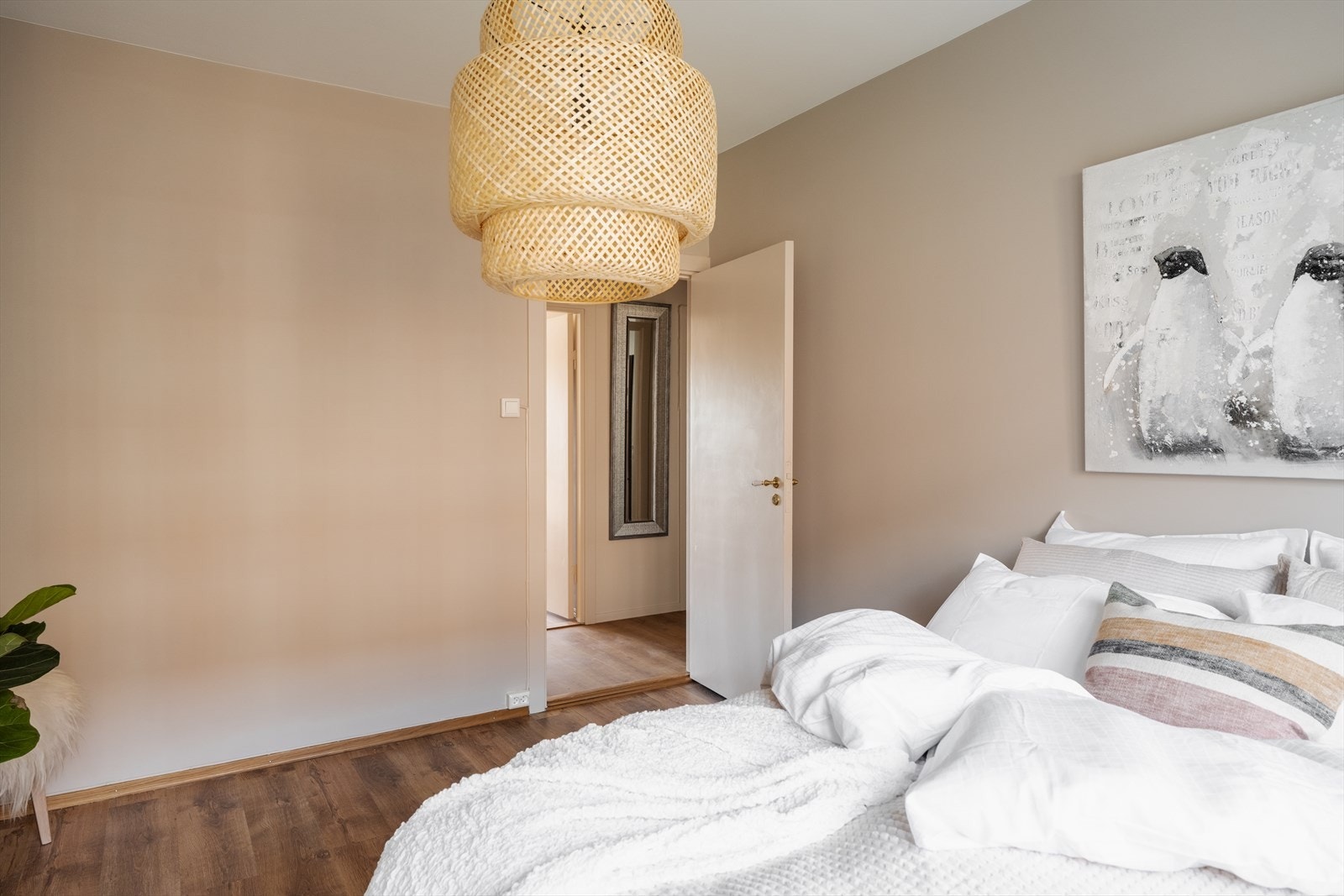 Det er gode oppbevaringsmuligheter i romslig skyvedørsgarderobe. Galleribilde