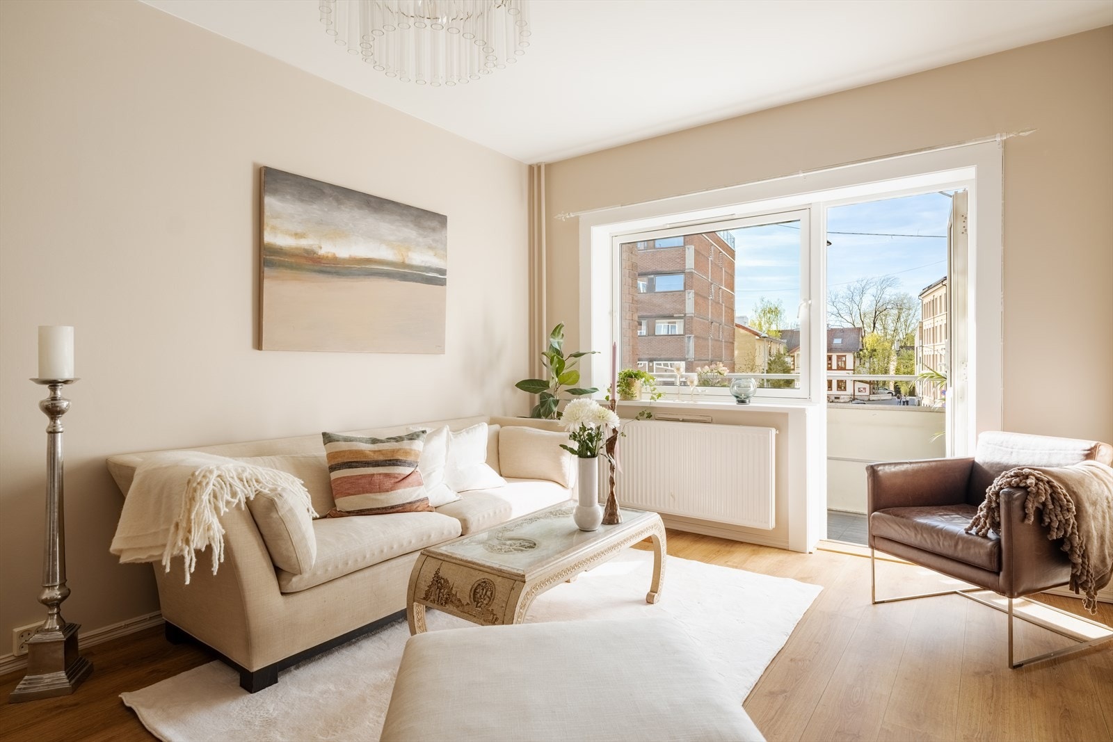 Stuen er lun, innbydende og har en naturlig planløsning. Galleribilde