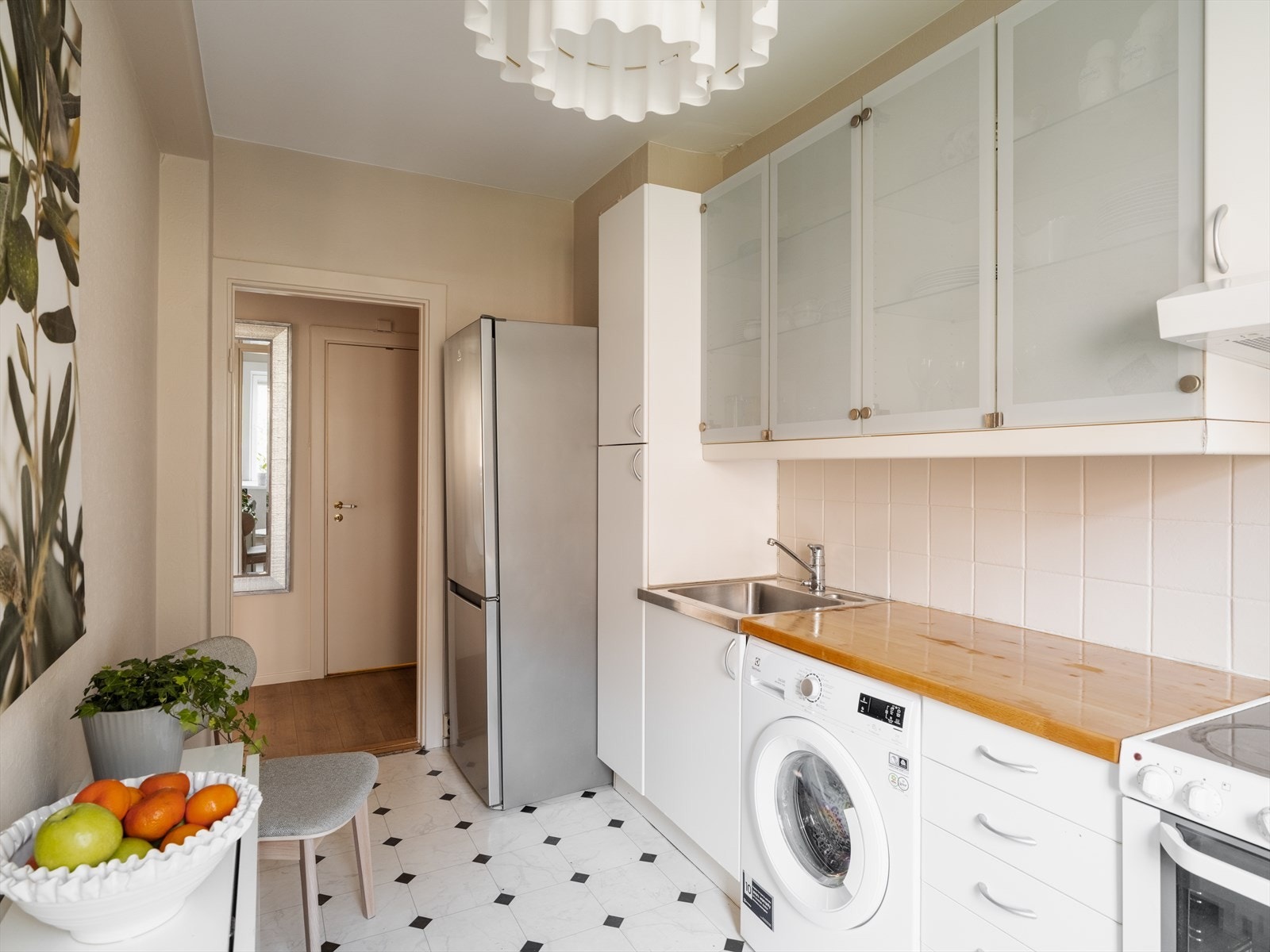 Hvitevarene er frittstående med kjøleskap, vaskemaskin og komfyr. Det er kjøkkenventilator med avtrekk ut. Galleribilde