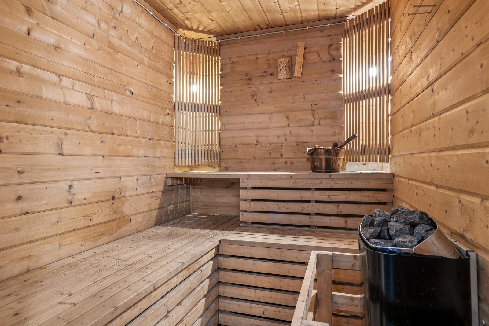Badstue med elektronisk ovn ligger i tilknytning til det ene badet. Galleribilde