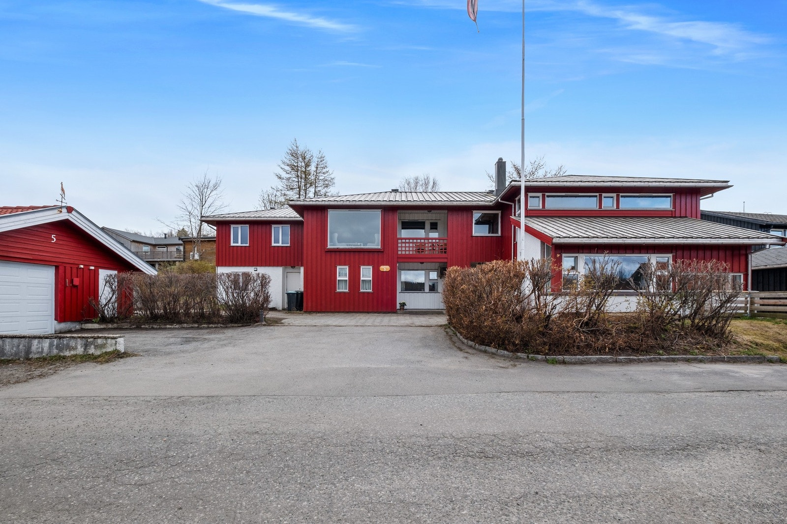 Gode parkeringsmuligheter med parkering i garasje samt på asfaltert/brosteinbelagt innkjørsel. Galleribilde