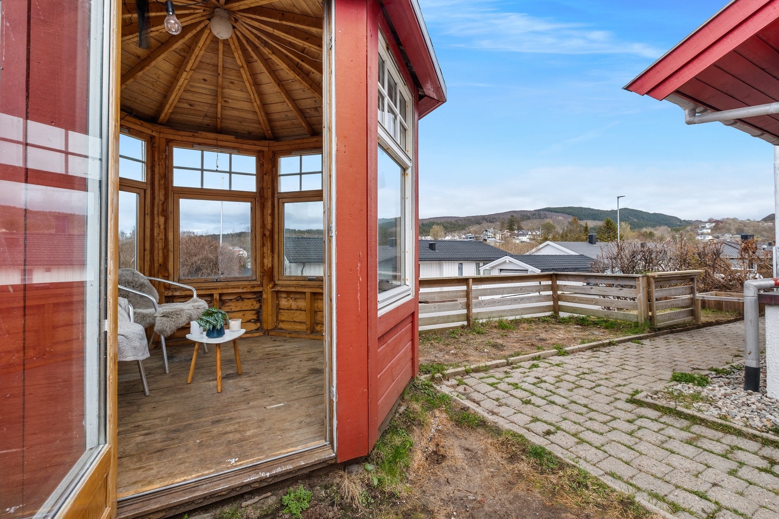 På tomten står også et lysthus fra 2017, et sjarmerende tilskudd til hagen. Galleribilde