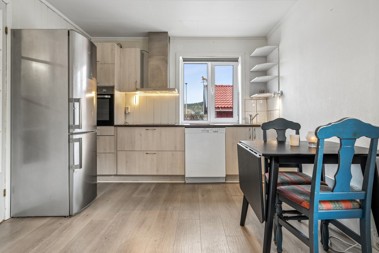 Kjøkkenet i utleiedelen har innredning med glatte fronter og integrert platetopp og stekovn. Det er kjøkkenventilator med avtrekk ut. Galleribilde