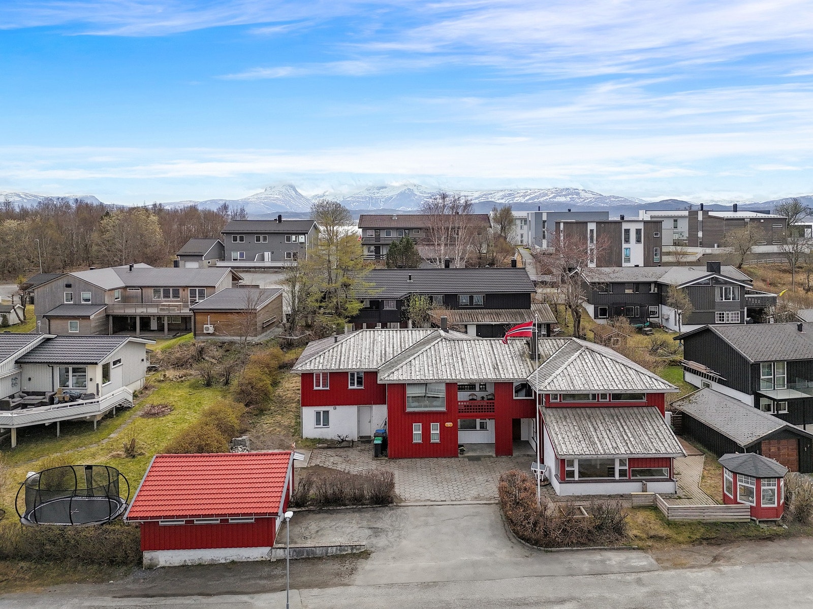 Boligen er beliggende i et rolig og barnevennlig område på Alstad, med kort vei til sjøen. Galleribilde