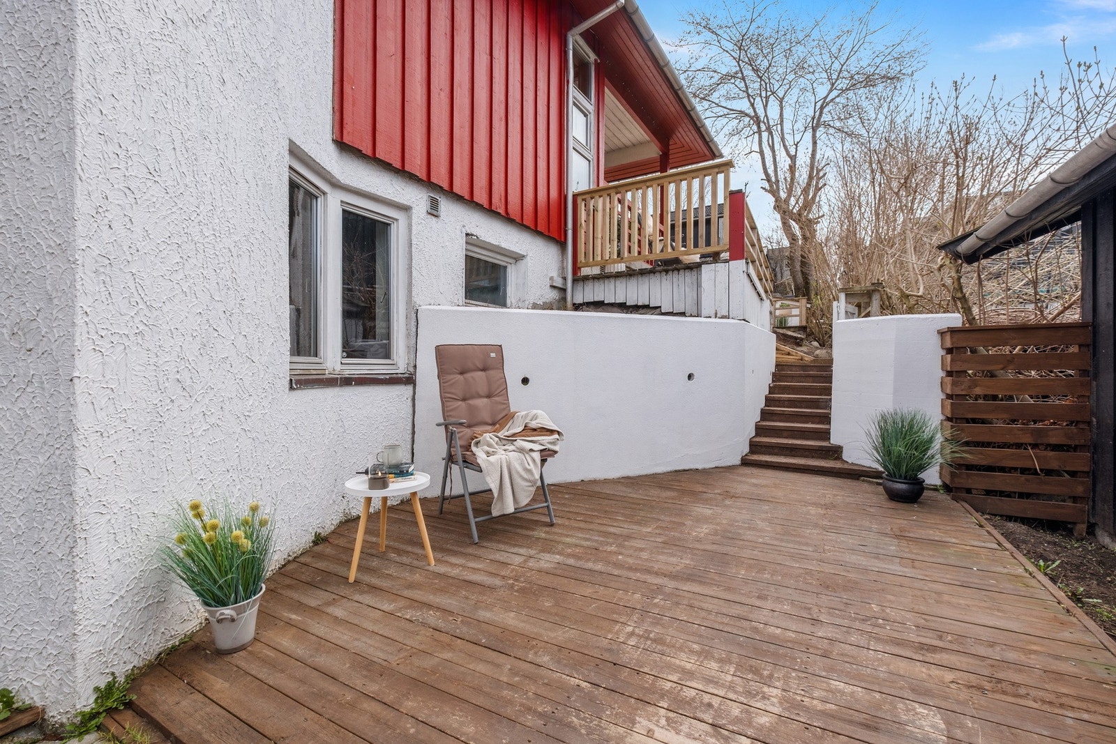 En mindre, usjenert uteplass på siden av boligen. Galleribilde