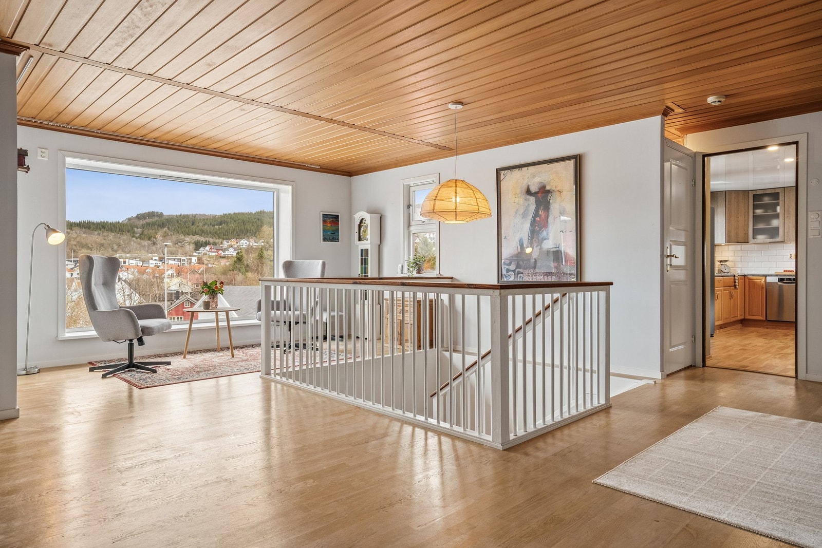 Fra stuen er det åpen forbindelse ned til underetasjen, noe som skaper en luftig romfølelse. Galleribilde