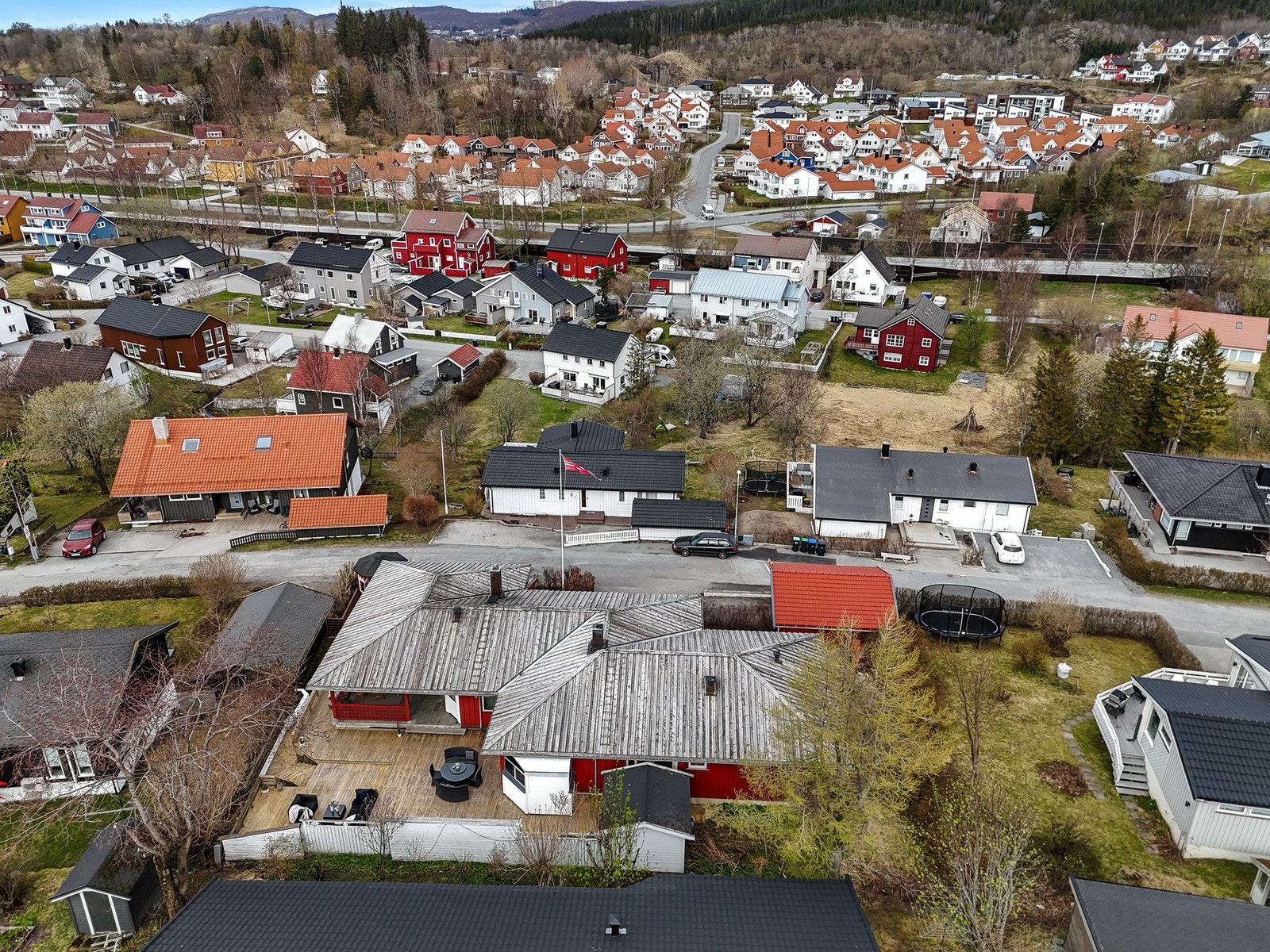 Eiendommen ligger i et rolig og etablert boligområde på Jensvoll. Galleribilde