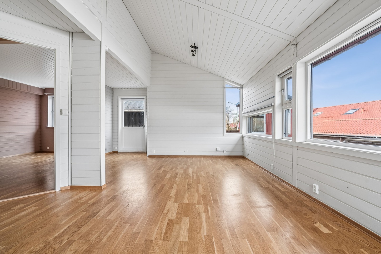 Romslig soverom som opprinnelig var to soverom, men veggen mellom dem er fjernet. Galleribilde