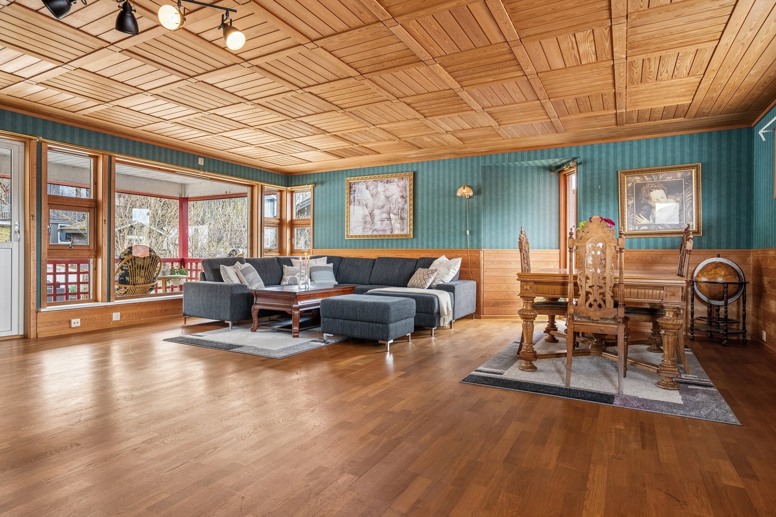 Den andre stuen har god plass til både sofagruppe og spisebord, ideelt for sosiale sammenkomster. Galleribilde