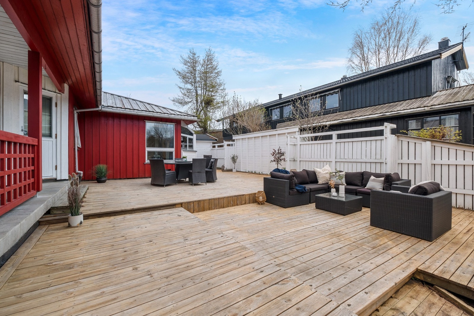 Det er utgang fra de to stuene til en overbygd balkong samt til en meget romslig platting med gode solforhold. Galleribilde