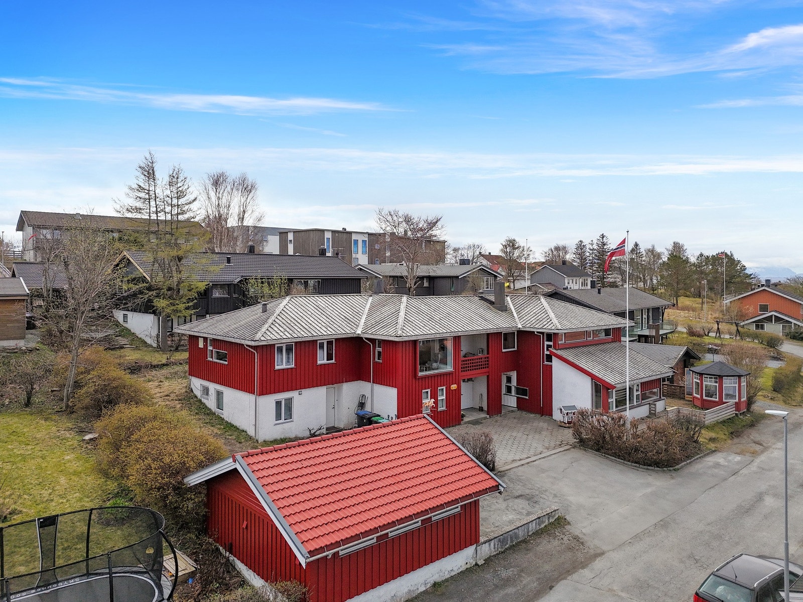 Innholdsrik enebolig med blant annet parkering i garasje med tilhørende bod, frittstående utebod, lysthus og meget romslige terrasser. Galleribilde