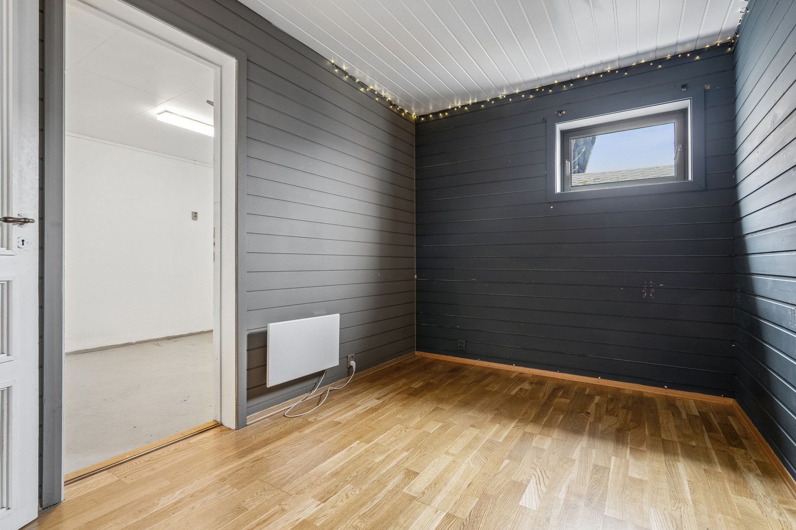 I trimrommet er det satt opp en vegg midt i rommet, som gjør at det i dag blir brukt som to separate rom. Galleribilde