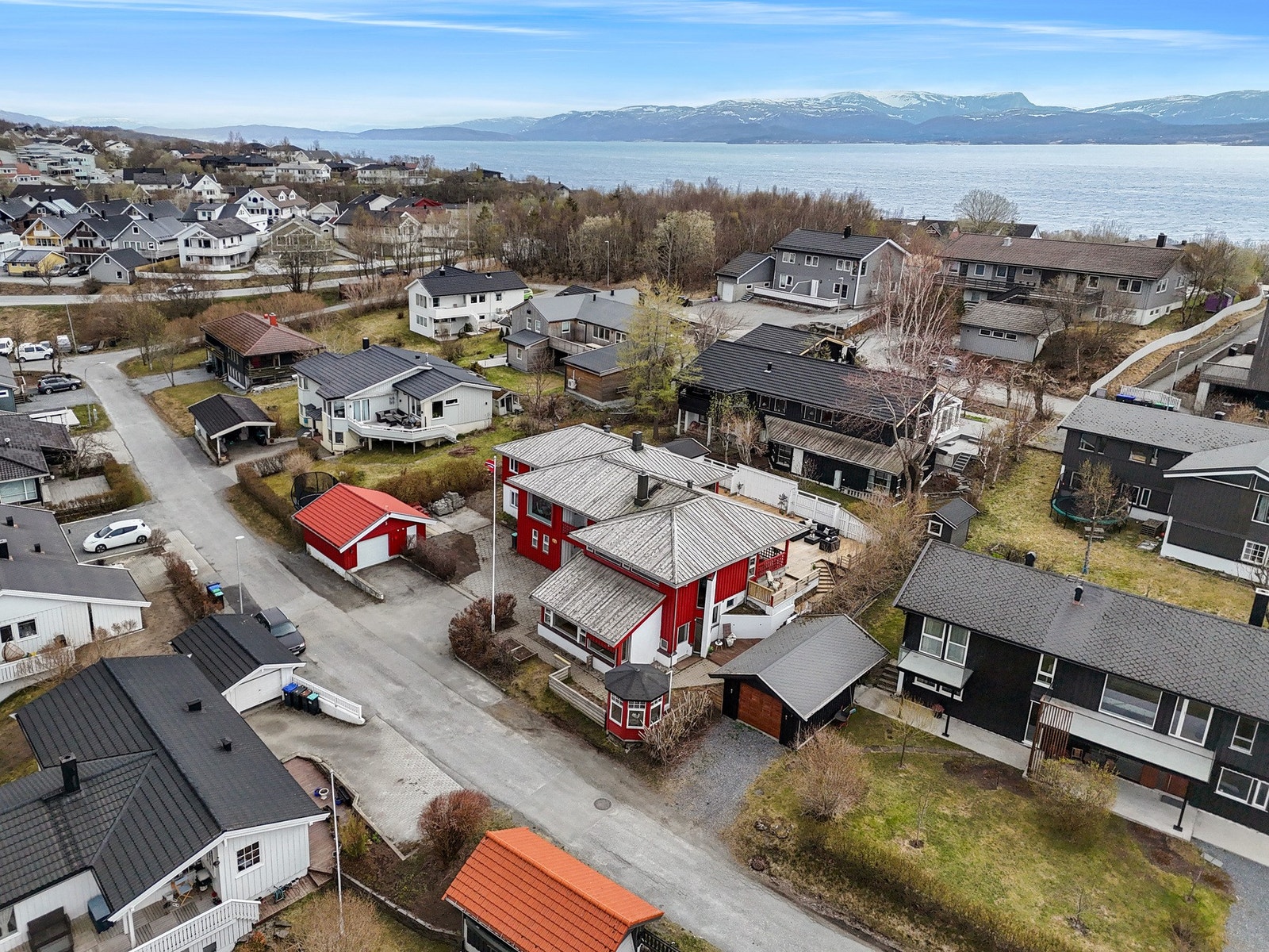 Fra eiendommen er det kort vei til sjøen og Kyststien, som strekker seg fra Bodøsjøen til Mørkvedbukta. Galleribilde