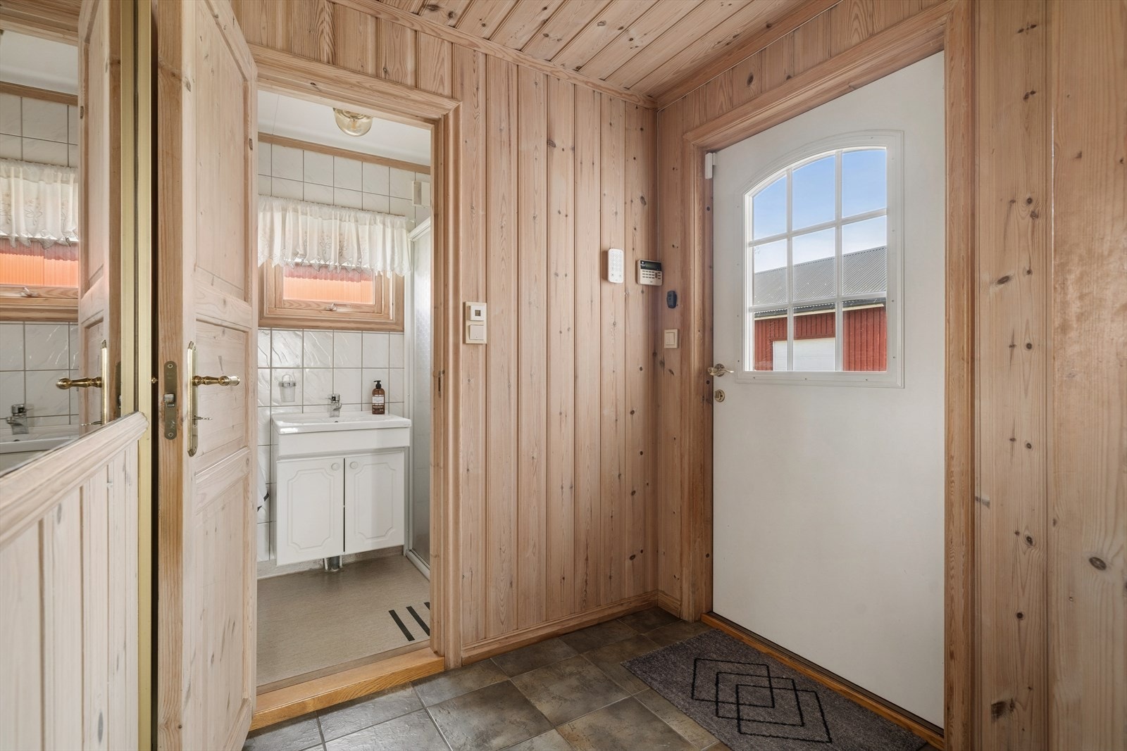 Badet i første etasje er praktisk plassert rett ved inngangen. Galleribilde