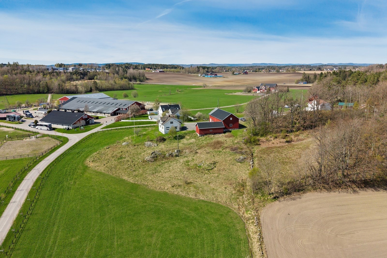 Eiendommen har en driftsbygning på 175 m² og et uthus/garasje på 46 m², som gir rikelig med lagringsplass. Galleribilde