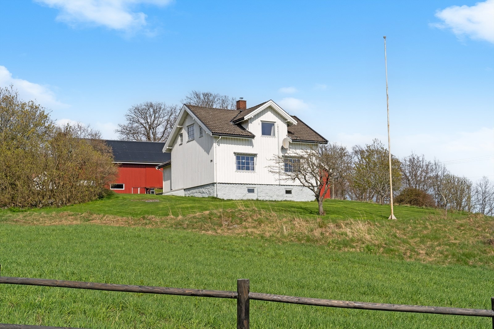 DNB Eiendom ved Magnus Thorsrud ønsker Velkommen til Lingelemveien 298, et sjarmerende småbruk med våningshus fra 1906, driftsbygning og uthus med garasje. Sentralt - rett ved E18, Torp og en kort kjøretur unna Sandefjord sentrum. Galleribilde