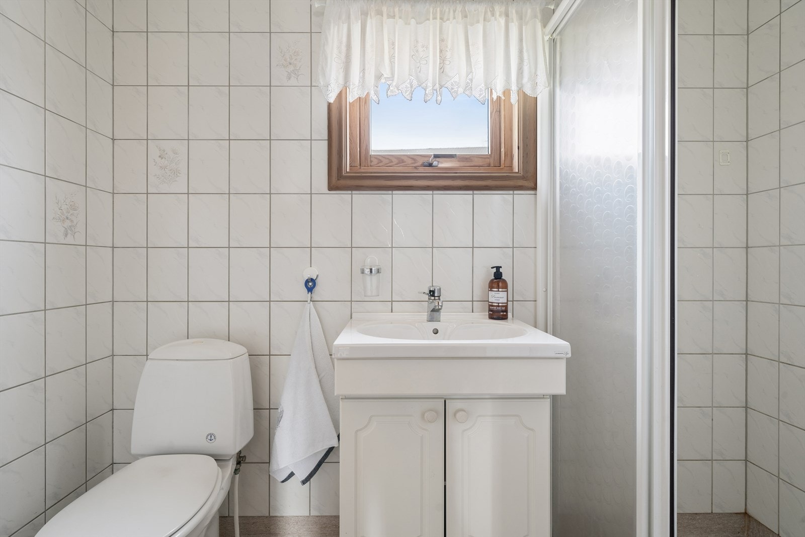 Badet i første etasje er fra 1994 og har belegg på gulv og fliser på vegger. (Se pkt. ferdigattest). Galleribilde